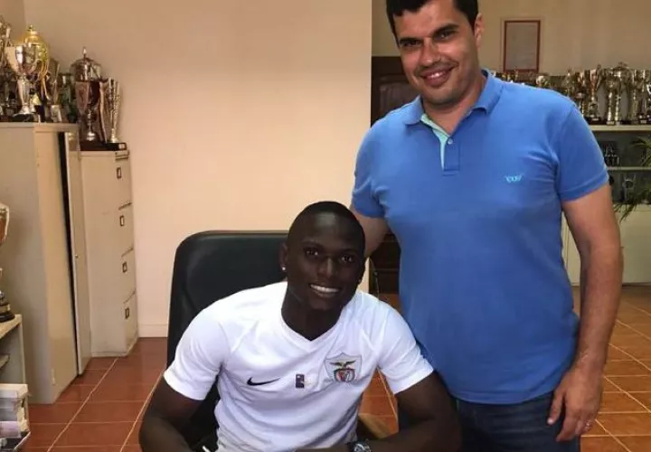 Abdiel Arroyo rubrica su contrato. /Foto @ArabeUnido_