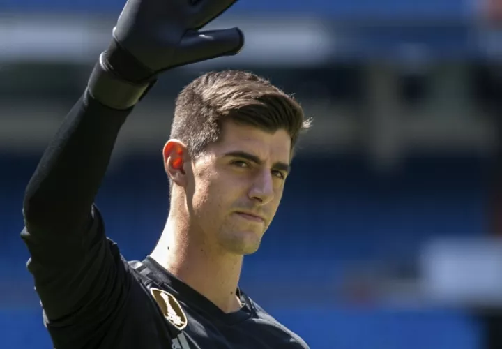 Thibaut Courtois saluda a los aficionados del Real Madrid que llegaron al Santiago Bernabéu. /Foto AP