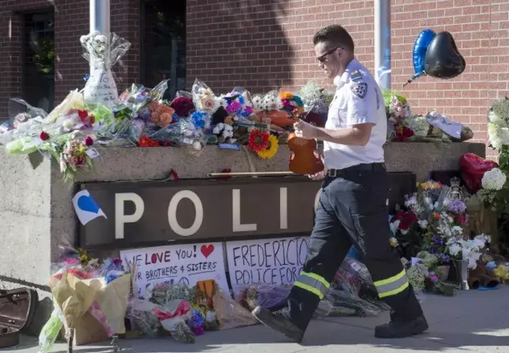 La Policía reveló los nombres de los dos agentes muertos.
