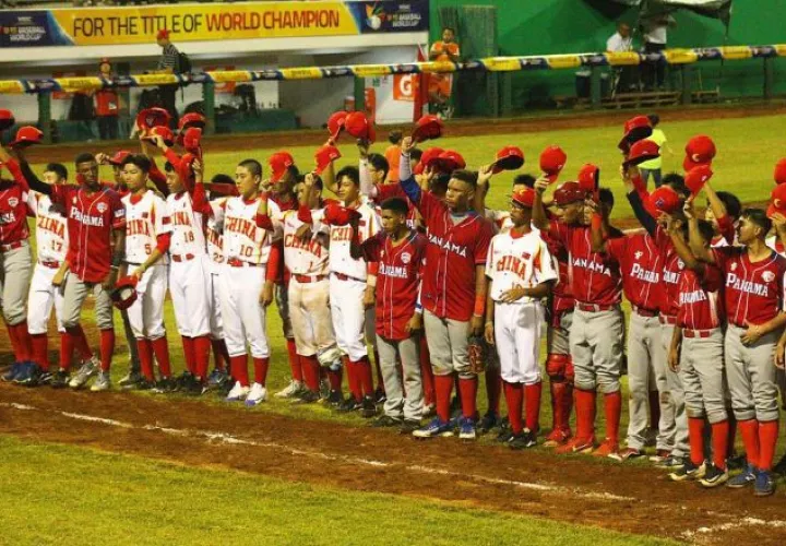 Los jugadores del combinado panameño y de China saludan a los fanáticos en el Kenny Serracín. /Foto @Fedebeis