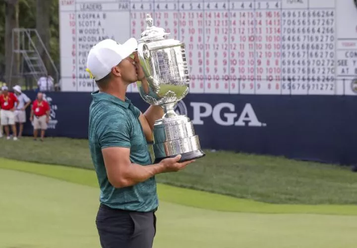 Brooks Koepka posa con el trofeo de campeón del torneo. /Foto AP
