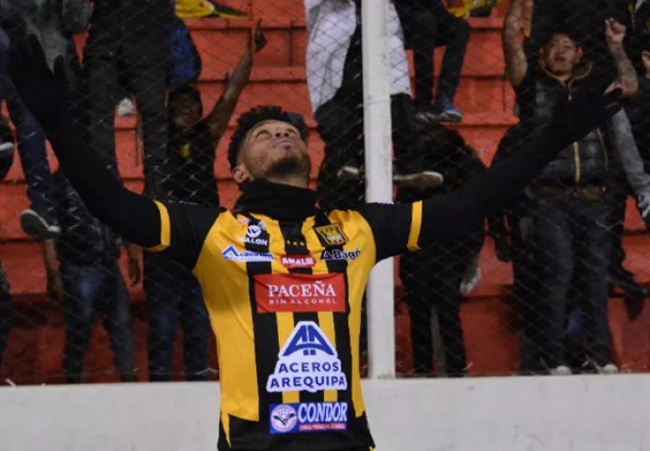 "Toro" Blackburn lidera la tabla de goleo en Bolivia. /Foto @ClubStrongest