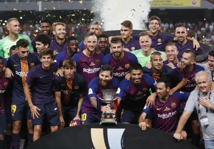 Los jugadores del Barcelona posan con el trofeo tras la final de la Supercopa. /Foto EFE
