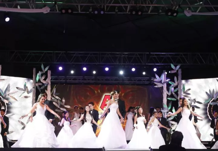 Las 22 debutantes en su presentación formal. /Fotos: Josue Arosemena 