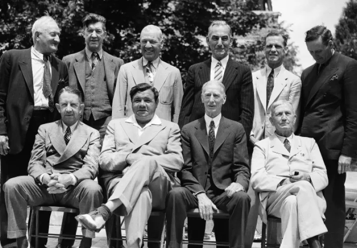 Estrellas del béisbol mientras asistían a su inducción al Salón de la Fama al frente de izquierda a derecha: Eddie Collins, Babe Ruth, Connie Mack, Cy Young; atrás: Hans Wagner, Grover Cleveland Alexander, Tris Speaker, Napoleon Lajoie, George Sisler y Walter Johnson. /Foto AP