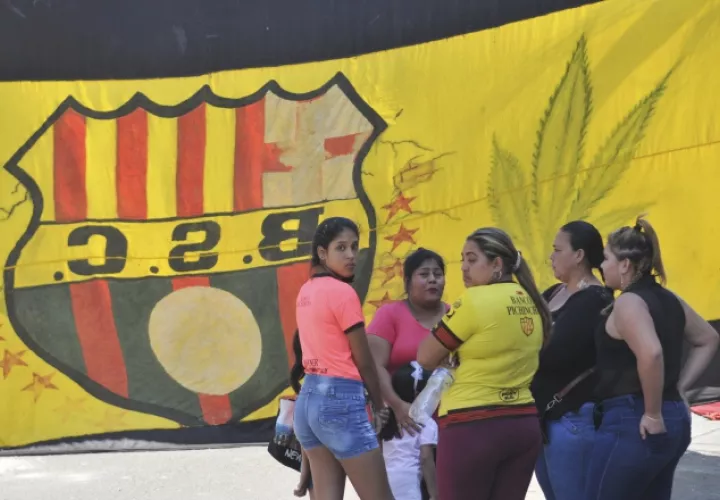 Mujeres lamentan la muerte de los aficionados del Barcelona. /Foto AP