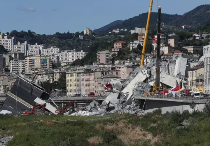 Rescatistas siguen buscando posibles víctimas en el área del derrumbe del puente Morandi. AP