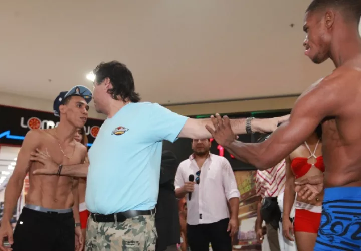 Eduard Marriaga (izq.) y 'Latigo' Walters (der. en el pesaje. /Foto Anayansi Gamez