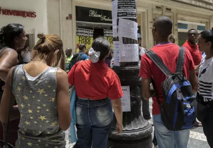 En Estados Unidos, dos personas trabajan por una que no lo hace. EFE