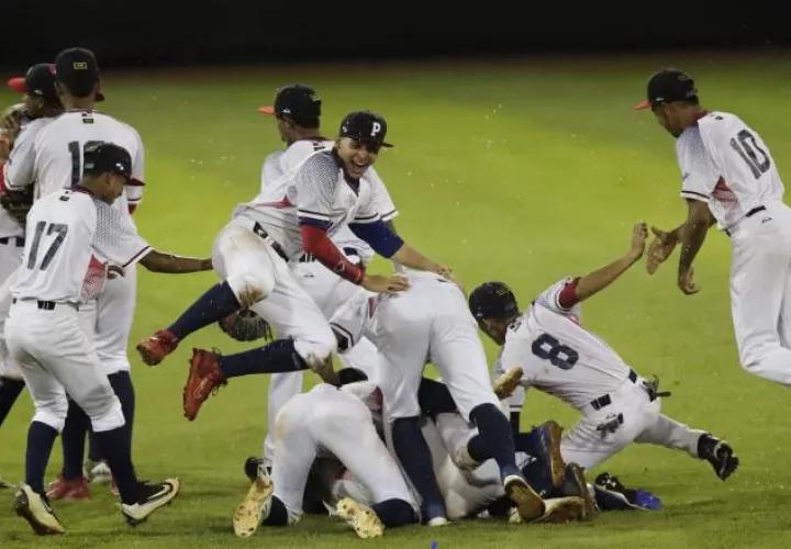 Peloteros panameños celebran su victoria sobre los japoneses. EFE
