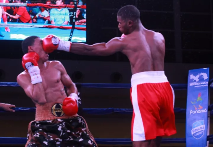 El panameño 'Latigo' Walters (der.) castiga al colombiano Marriaga en su pleito del viernes por la noche. /Foto Anayansi Gamez
