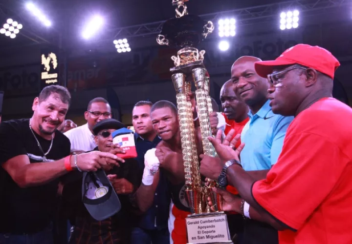 Título: Eric "Látigo" Walters  conquistó la corona Fedecentro de las 130 libras de la Asociación Mundial de Boxeo (AMB), luego de imponerse en las tarjetas al colombiano Eduard Marriaga el viernes por la noche. /Foto Anayansi Gamez