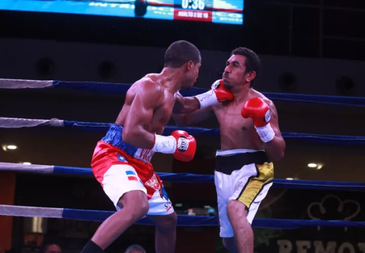 Diadema: Jenifel Vicente, de República Dominicana (izq.), se impuso ante el  mexicano Andrés García por nocaut técnico en el segundo asalto, para llevarse el título de latino de las 122 libras  Organización Mundial de Boxeo. /Foto Anayansi Gamez