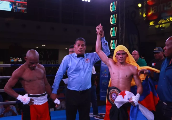 Corona: El colombiano Wilmer Soto se impuso ante el panameño Julio "Kikirikí" Escudero por nocaut técnico en el quinto asalto, para obtener el gallardete de las 122 libras de la Asociación Mundial de Boxeo (AMB). /Foto Anayansi Gamez