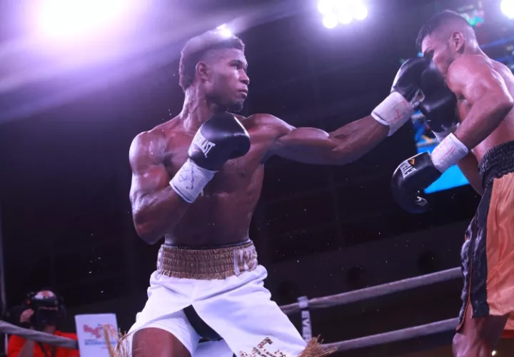 Pleito: El jamaiquino Michael Gardener no tuvo problemas para imponerse al panameño Aristides “El Fusil” Quintero en las tarjetas de forma unánime al ser beneficiado por: (58-56), (60-54) y (59-55) en las 154 libras. /Foto Anayansi Gamez