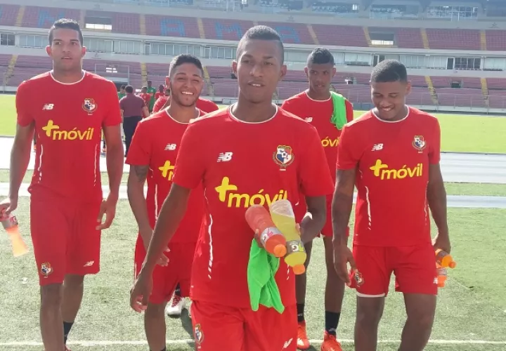 Jugadores terminan la visoria realizada  ayer en el estadio Rommel Fernández. /Foto Jaime A. Chávez R.