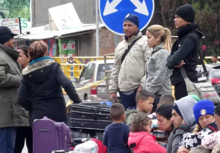 Venezolanos esperan en el puente internacional de Rumichaca. EFE