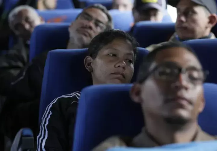 Venezolanos dejan Ecuador y van rumbo a Perú. AP