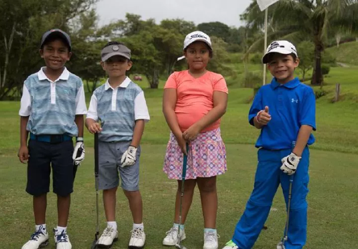 Los niños siguen desarrollando sus habilidades en el "green". /Foto Cortesía