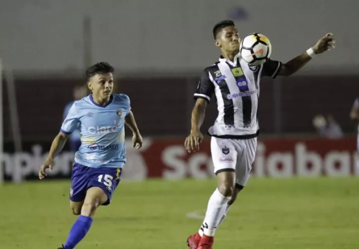 Jorge Gutiérrez, del Tauro (der.), controla el balón ante el acecho de Flores del Ferreti. /Foto EFE