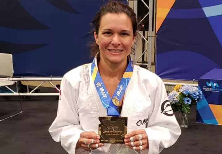 Jennisín Rosanía  con la medalla que ganó  en la competencia en Estados Unidos. /Foto Cortesía