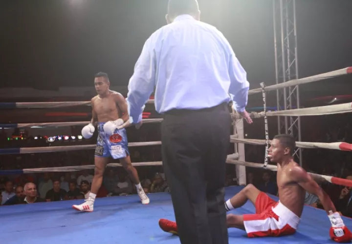 'La Roca' derribó a "Guapito" Torres en dos ocasiones, para que el árbitro pusiera fin al combate. 