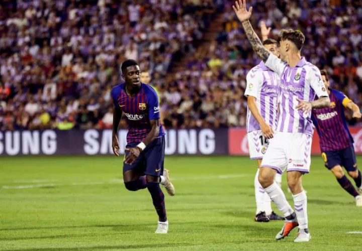 El delantero francés Ousmane Dembelé (i), celebra el primer y único gol de equipo blaugrana  frente al Real Valladolid. /Foto EFE
