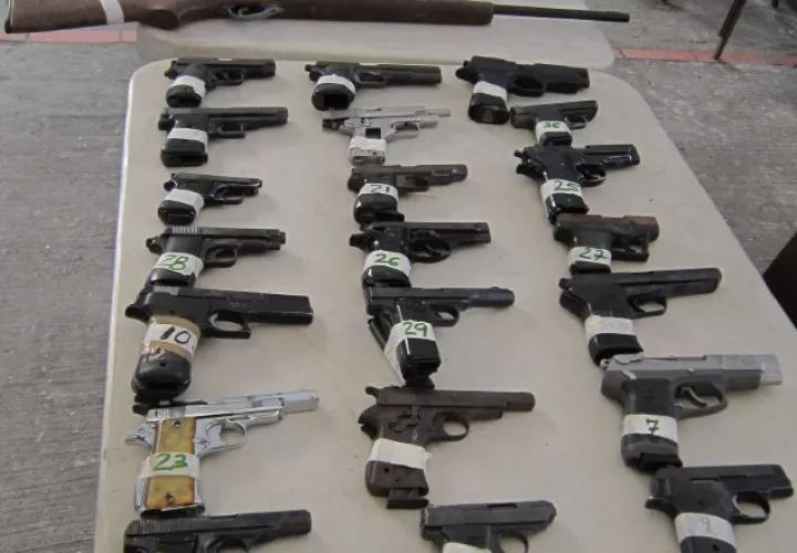 Demora en entrega de armas. Foto Archivo