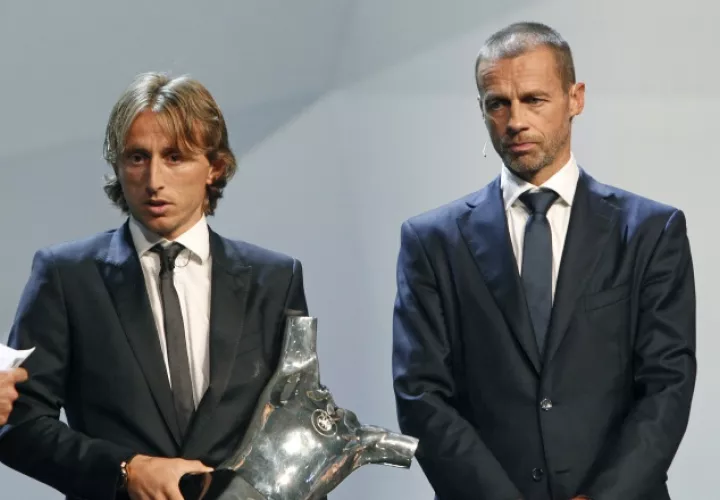 Luka Modric junto al presidente de la Uefa  Aleksander Ceferin. /Foto AP