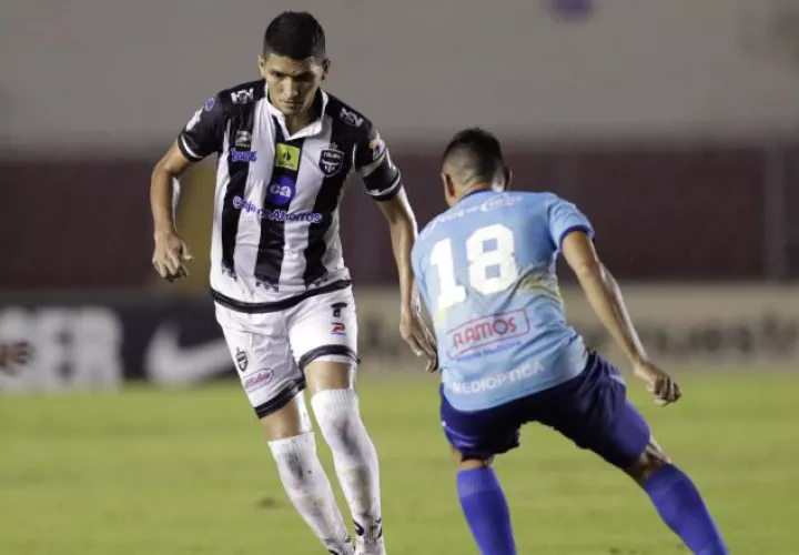 Edwin Aguilar (i), del Tauro FC de Panamá, disputa un balón con Manuel Gutiérrez (d), del Walter Ferretti. /Foto EFE