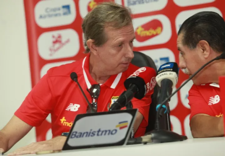 Gary Stempel (izq.) conversa con "Chato" Ramírez durante su presentación como interino del equipo mayor. Anayansi Gamez