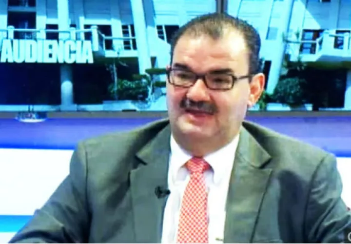 El abogado Carlos Carrillo da explicaciones sobre el caso de la Caja de Ahorros. Foto: Archivo