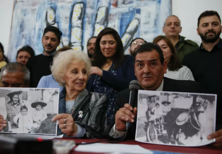Ismael Ramos y Estela de Carlotto con las fotos de Rosario y sus hijos. Foto: AP. 