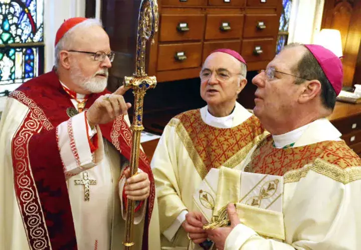 Conversación entre el cardenal O'Malley, Arzobispo y Carlo Maria Viganò. FOTO/AP