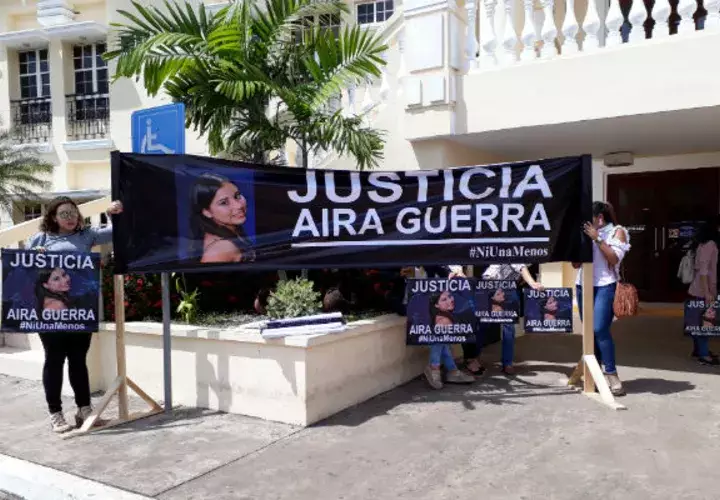 Viacrucis de Aíra Guadalupe Guerra ante sus verdugos. Foto/Archivo