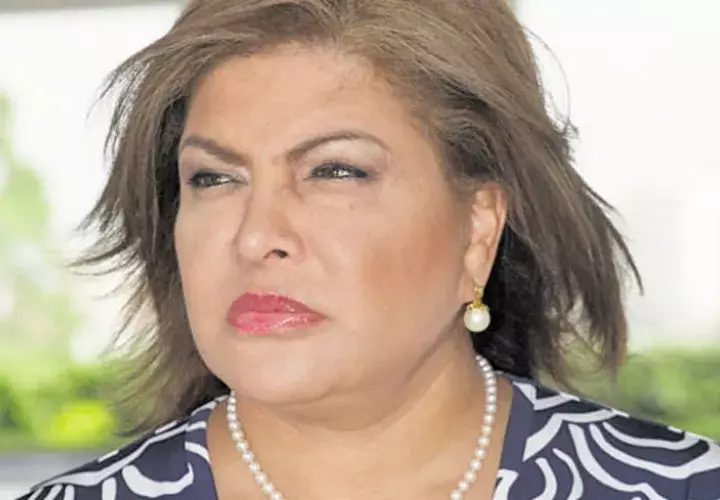 La abogada Alma Cortés y su colega Alejandro Pérez interpusieron una querella en la  Asamblea Legislativa en contra de la canciller.