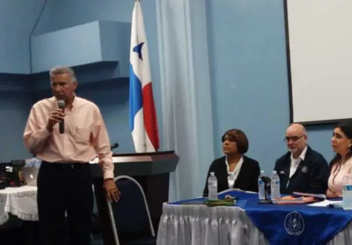 Durante el acto de licitación de las ambulancia para la CSS, Alfredo Martiz invitó a los trabajadores a seguir luchando por la entidad. Foto: Yaissel Urieta Moreno