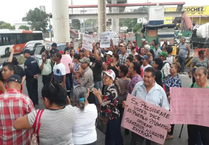 La protesta se extendió hasta las 9:00 a.m. cuando se movilizaron a la Alcaldía. /Foto: Cortesía