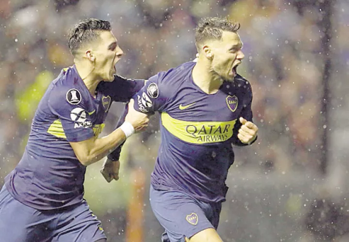 Mauro Zárate (der.) y Cristian Pavon del Boca Juniors. /Foto EFE 