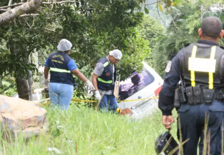 Peritos investigan en el área del accidente. 