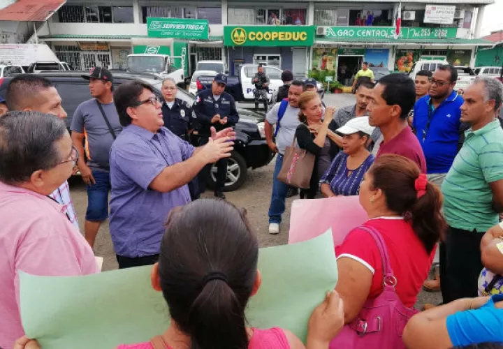 Los manifestantes reclaman al Mop la entrega de gravilla y aceite. Fotos: Eric A. Montenegro. 