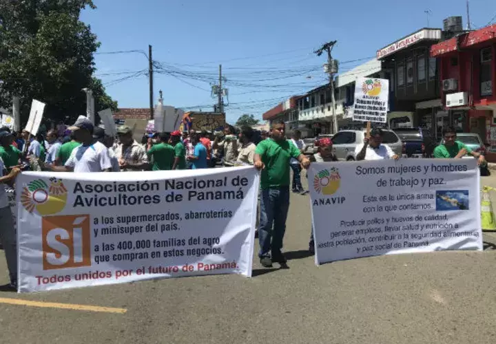 Con pancartas rechazaron las importaciones desmedidas al país.