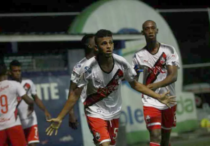 Víctor Ávila  marcó los goles del San Francisco. Foto Anayansi Gamez