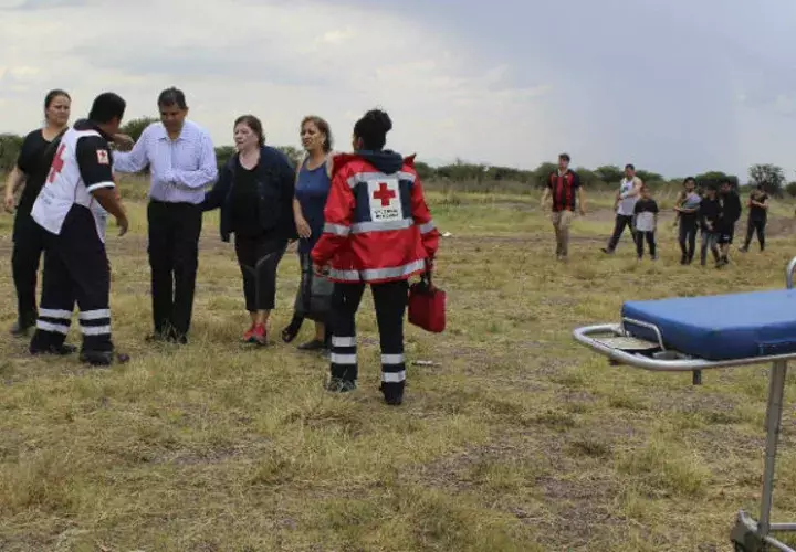 Los pasajeros se alejaban del lugar del accidente. Foto: AP 