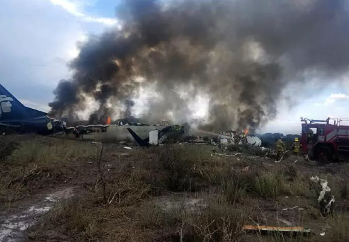 En el lugar del accidente se ha iniciado la remoción de los restos del avión. Foto: EFE 