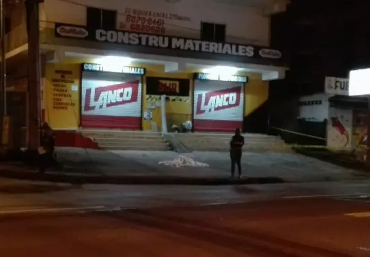 El hoy occiso quedó tirado en el estacionamiento. Foto: Eric Ariel Montenegro. 