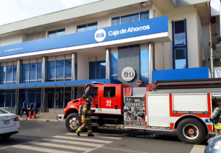 Los bomberos ingresaron al lugar. Foto: Thays Domínguez. 