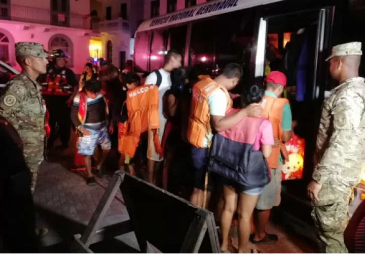 Barco encalló en la Cinta Costera 3