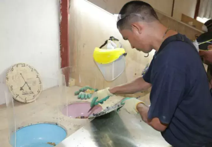 La beca laboral es pagada en partes iguales por el Estado y la empresa privada 