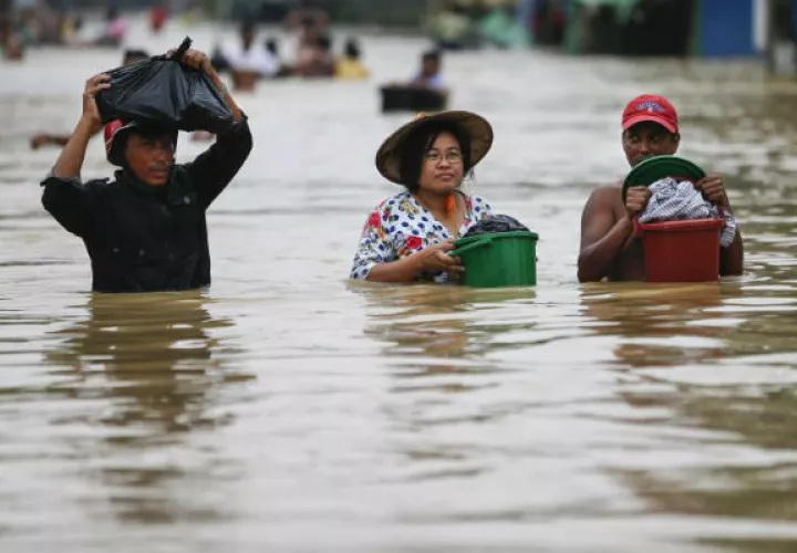 Habitantes de la región de Bago, Myamar, desalojan sus casas llevándose algunas de sus pertenencias. Foto: EFE 